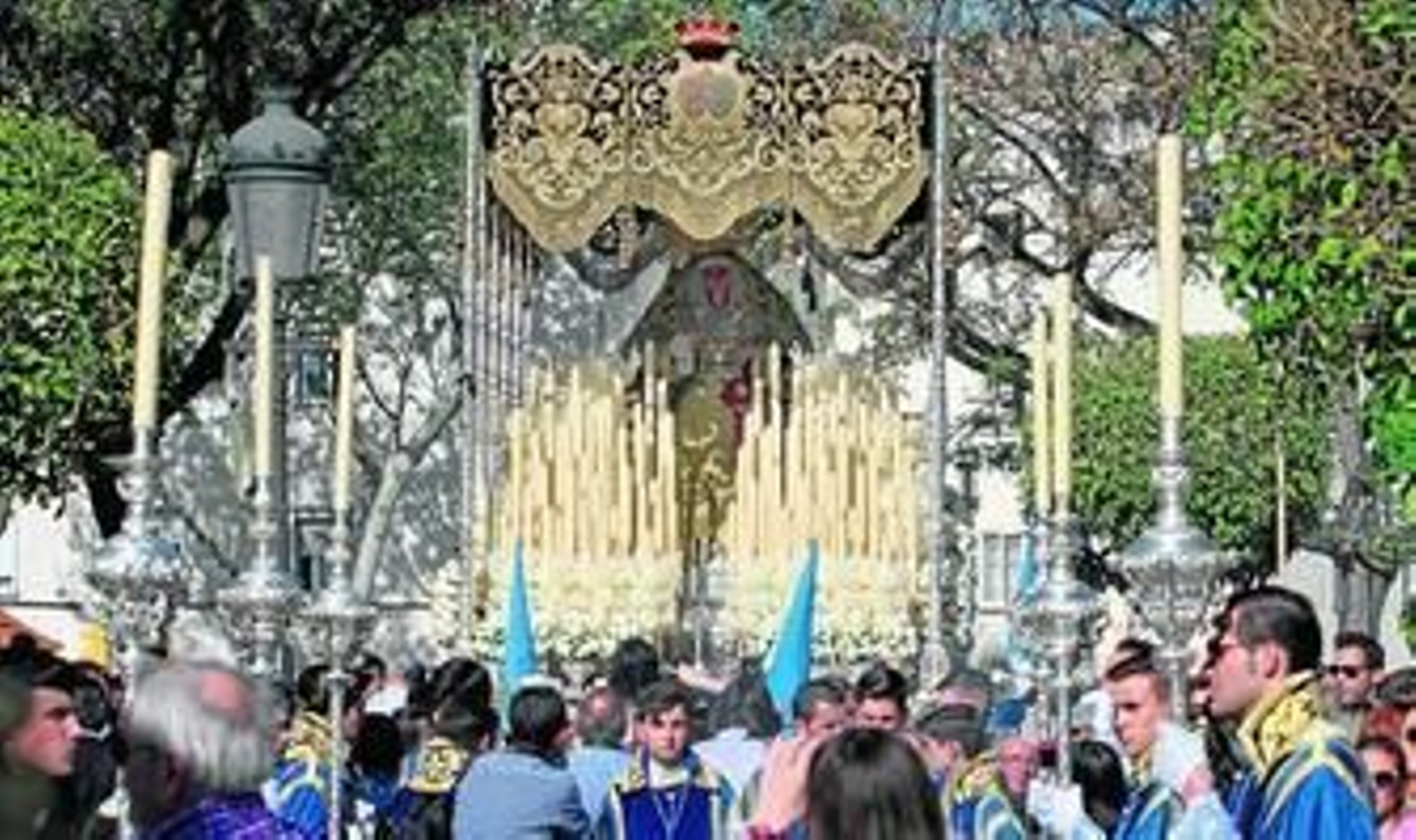 La Virgen de la Victoria en su paso de palio, recorriendo el paseo que lleva su nombre en el Barrio Obrero. La Virgen de la Victoria en su paso de palio, recorriendo el paseo que lleva su nombre en el Barrio Obrero.