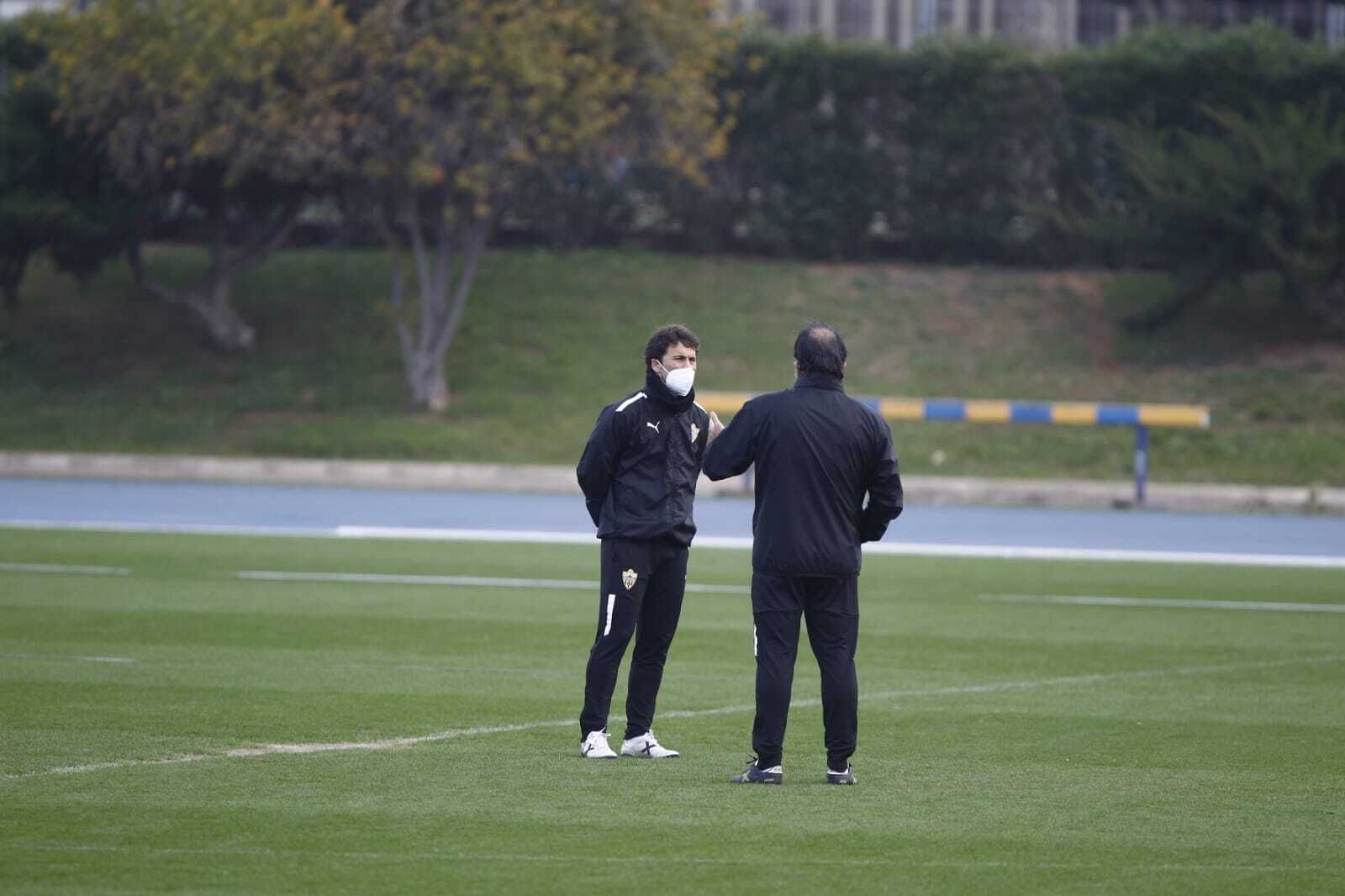 Rubi charla con uno de sus ayudantes en el entrenamiento de este martes