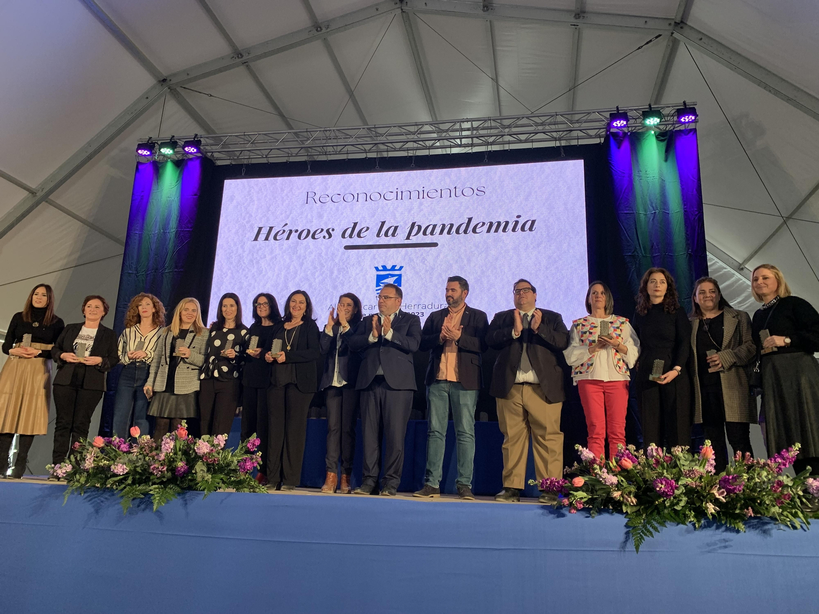 Así ha sido el homenaje de Almuñécar a los colectivos, profesionales y voluntarios en primera línea de la pandemia