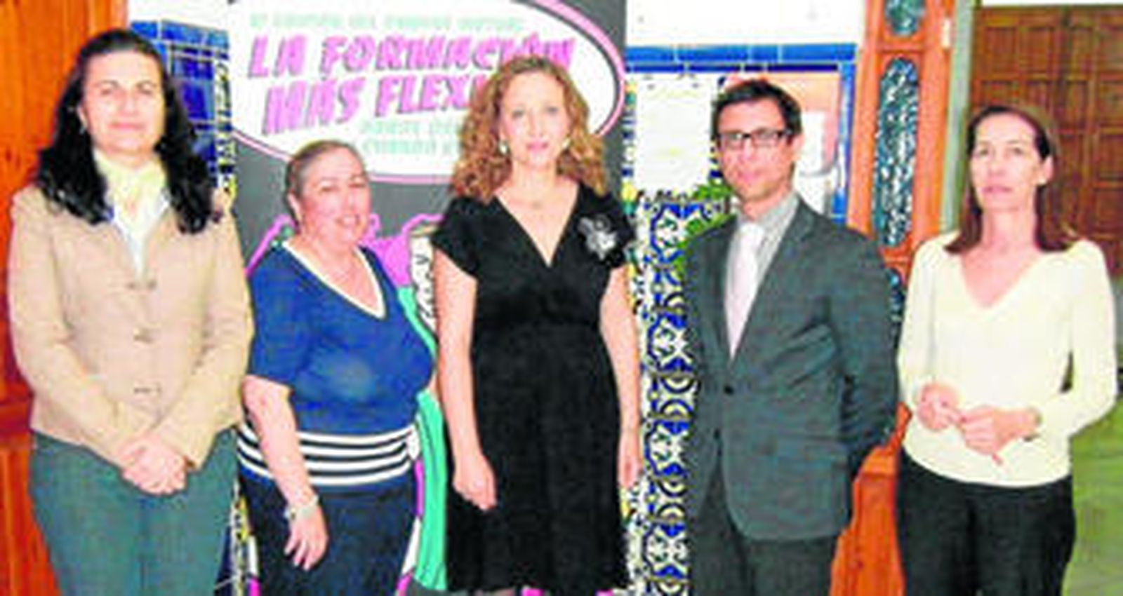 La concejal de Desarrollo Económico, Rebeca Gómez, acompañó al cónsul de Panamá en su reunión con los técnicos municipales.