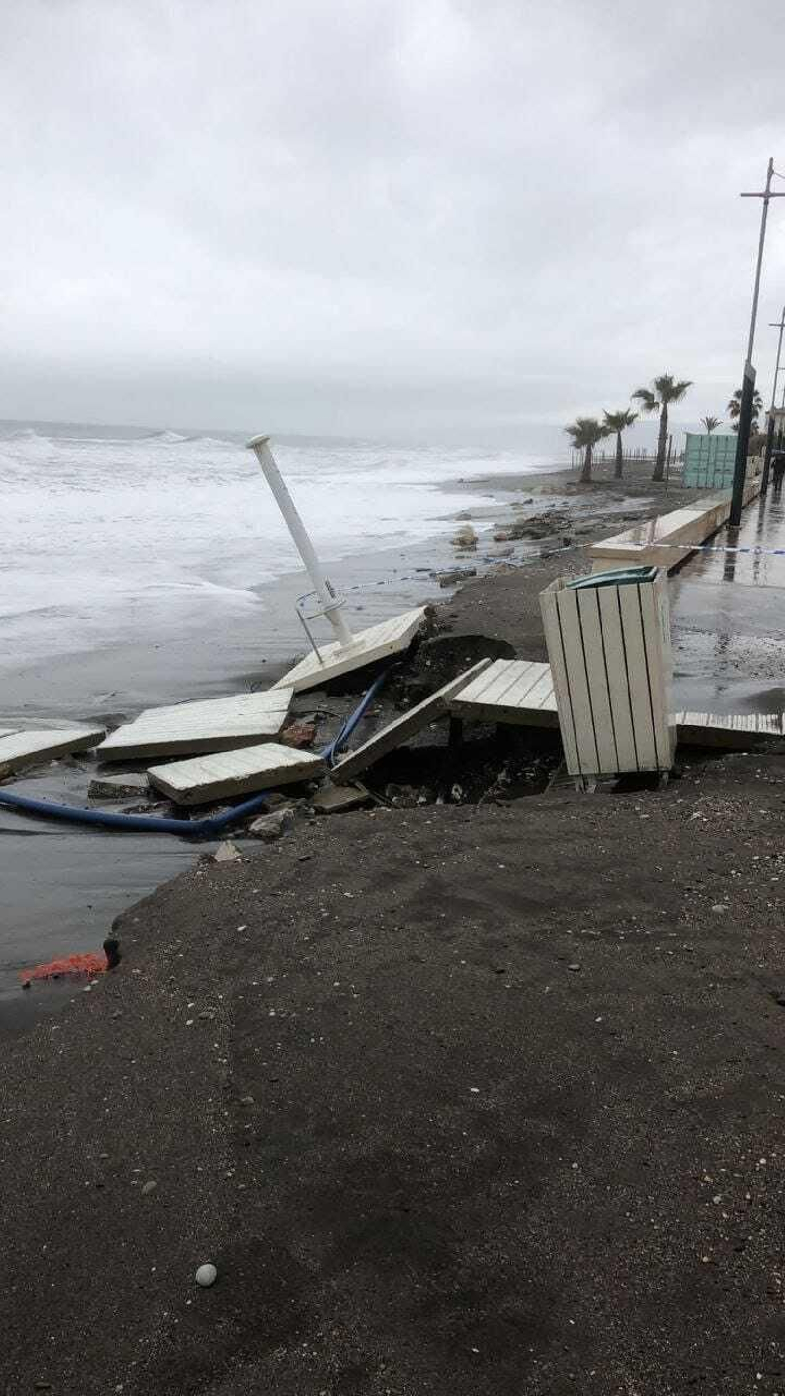 Los destrozos del temporal en las playas de la Axarquía, en fotos