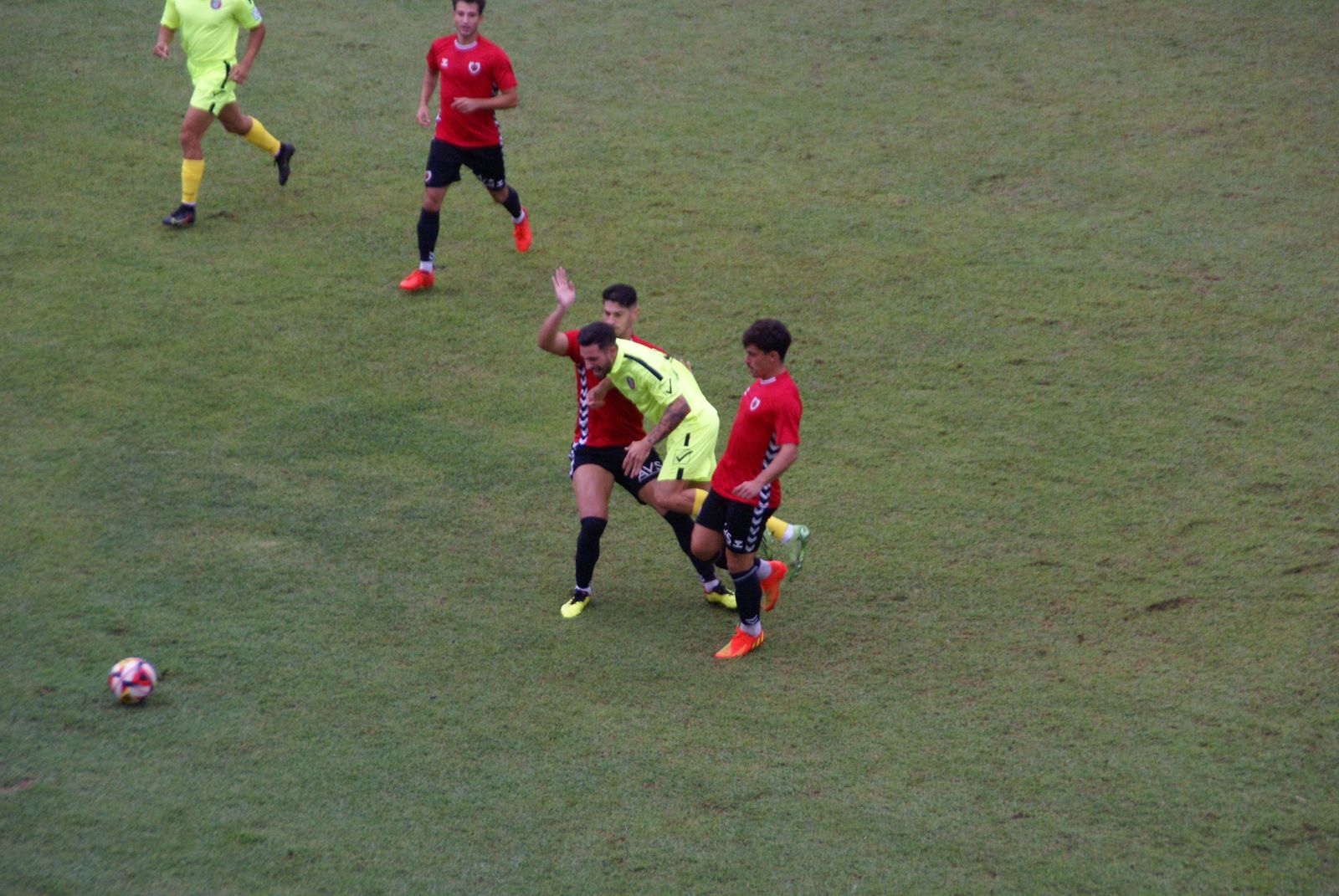 Un momento del encuentro entre el Cartaya y el Gerena.