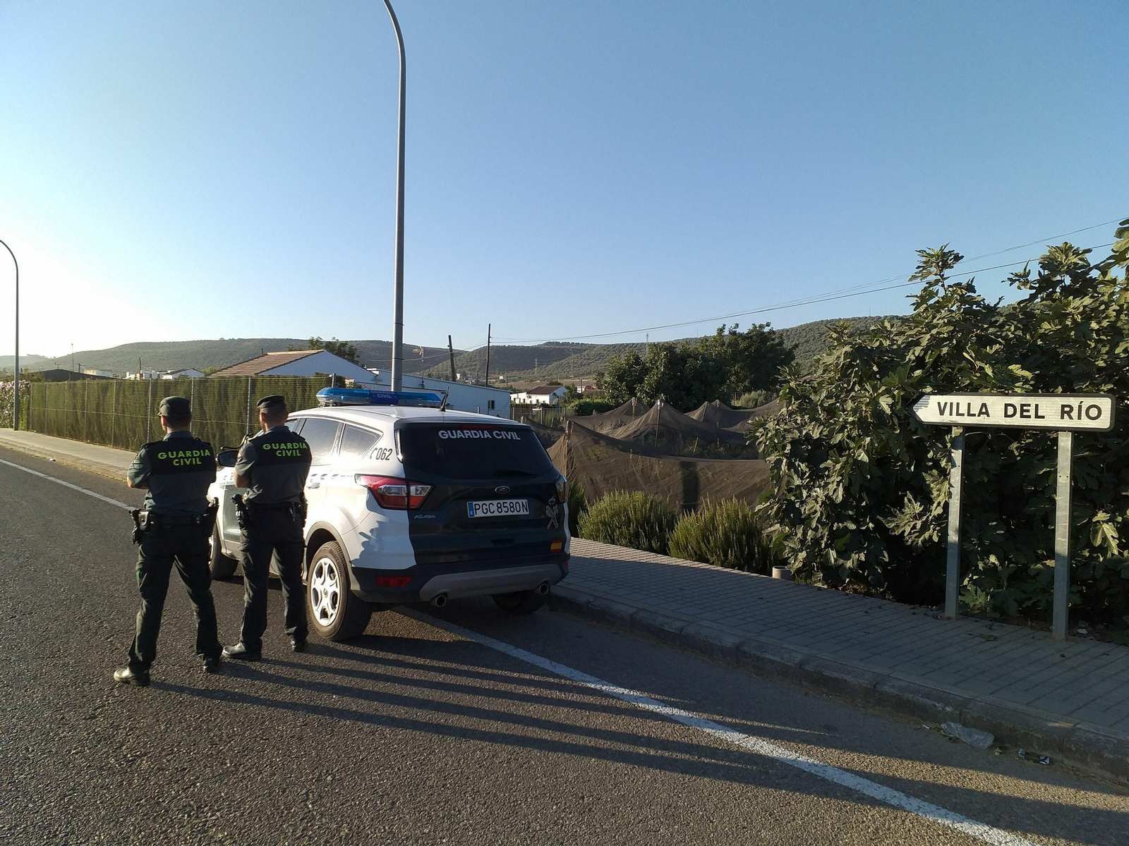 Dos agentes de la Guardia Civil en Villa del Río.