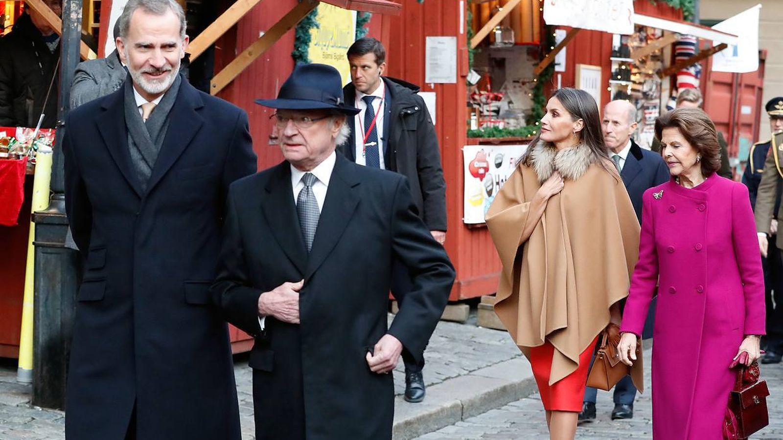 Felipe VI y Carlos Gustavo (en primer plano), y Letizia y Silvia detrás, recorren un mercadillo navideño de Estocolmo.