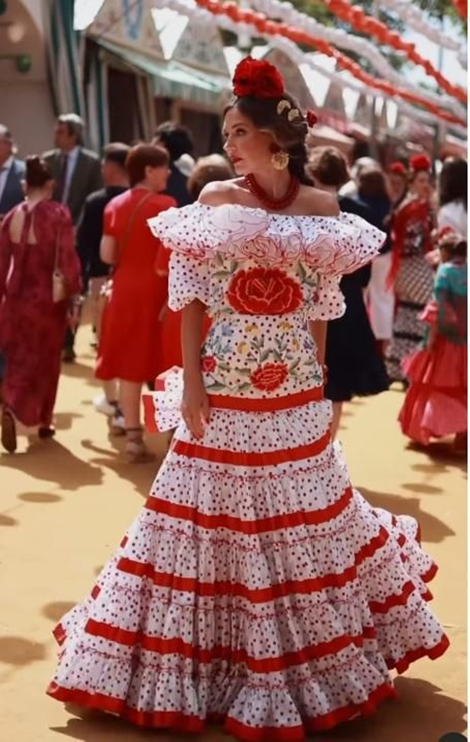 Helena Cueva vestida de flamenca en la Feria de Abril.