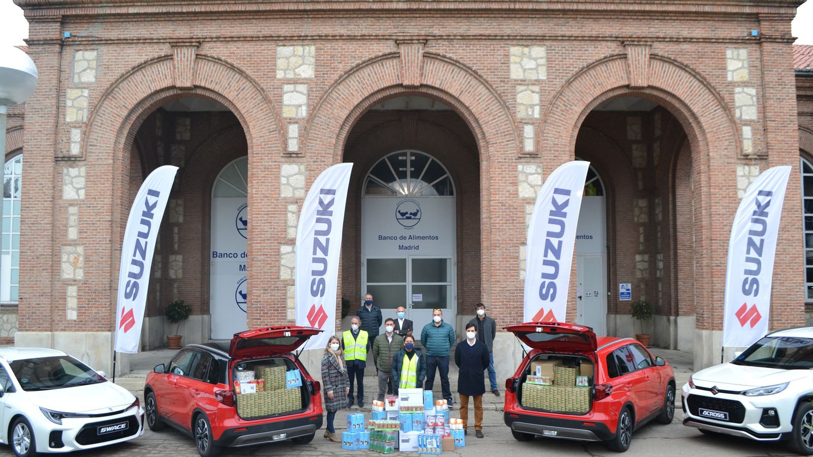 En la imagen, algunos de los ganadores del reto junto a Pilar Enjuto, responsable de Márketing de Suzuki y Joaquín Chaguaceda, Product Manager de Producto, en la entrega de los 3.170 kilogramos de alimentos a la Fundación Banco de Alimentos de Madrid. Estuvieron acompañados por Gema Escrivá de Romaní, Directora General de Banco de Alimentos de Madrid, e Indalecio Martínez del equipo de Operación Kilo.