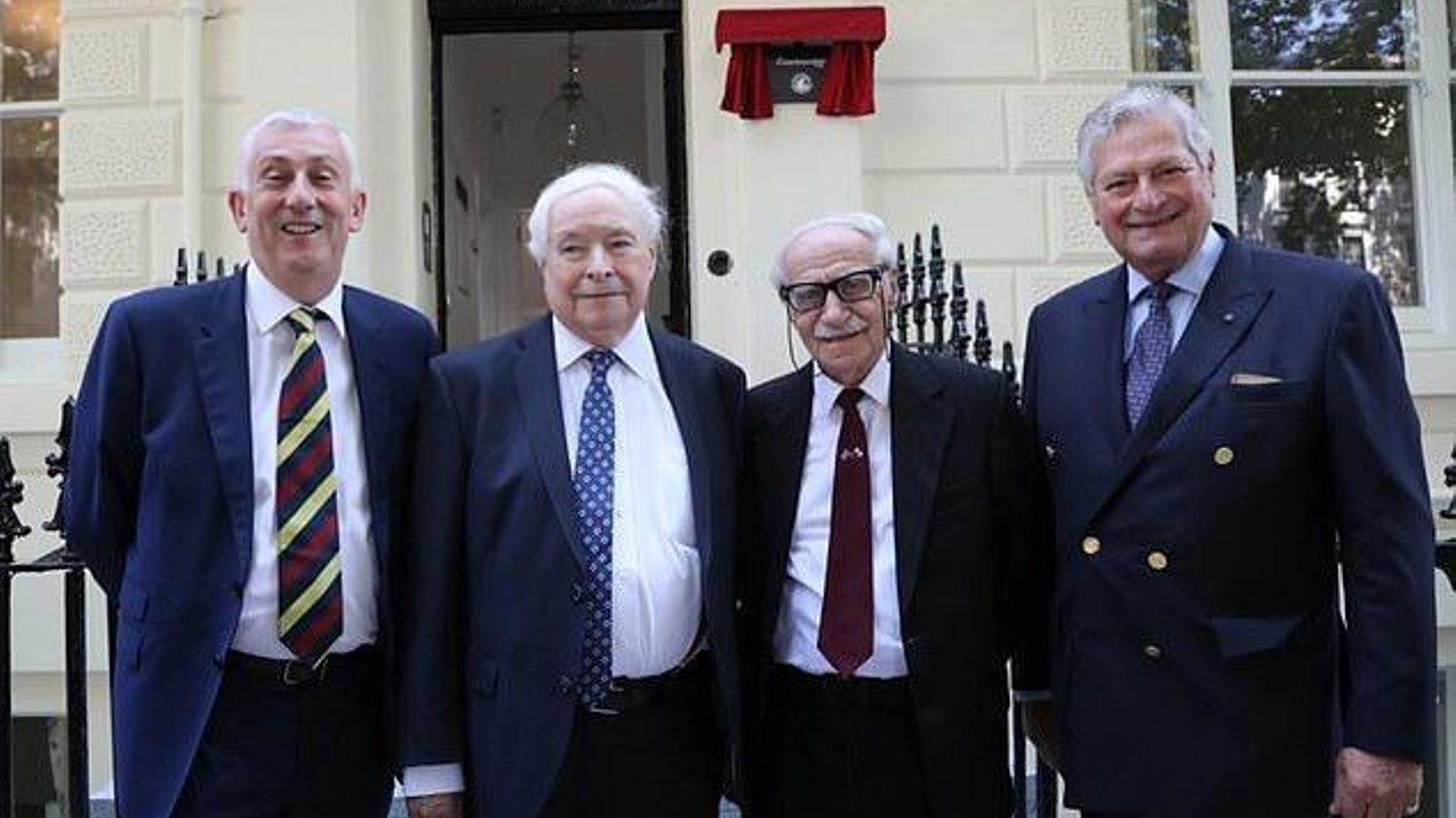 Poggio, con Bossano a su lado y Hoyle al otro extremo.