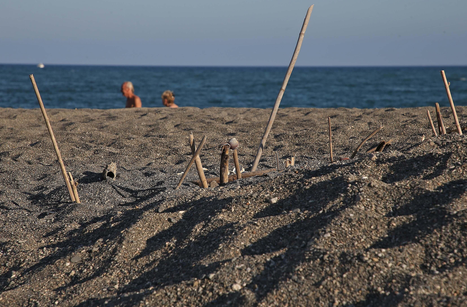 Fotos de la desembocadura del río Guadiaro taponada de nuevo