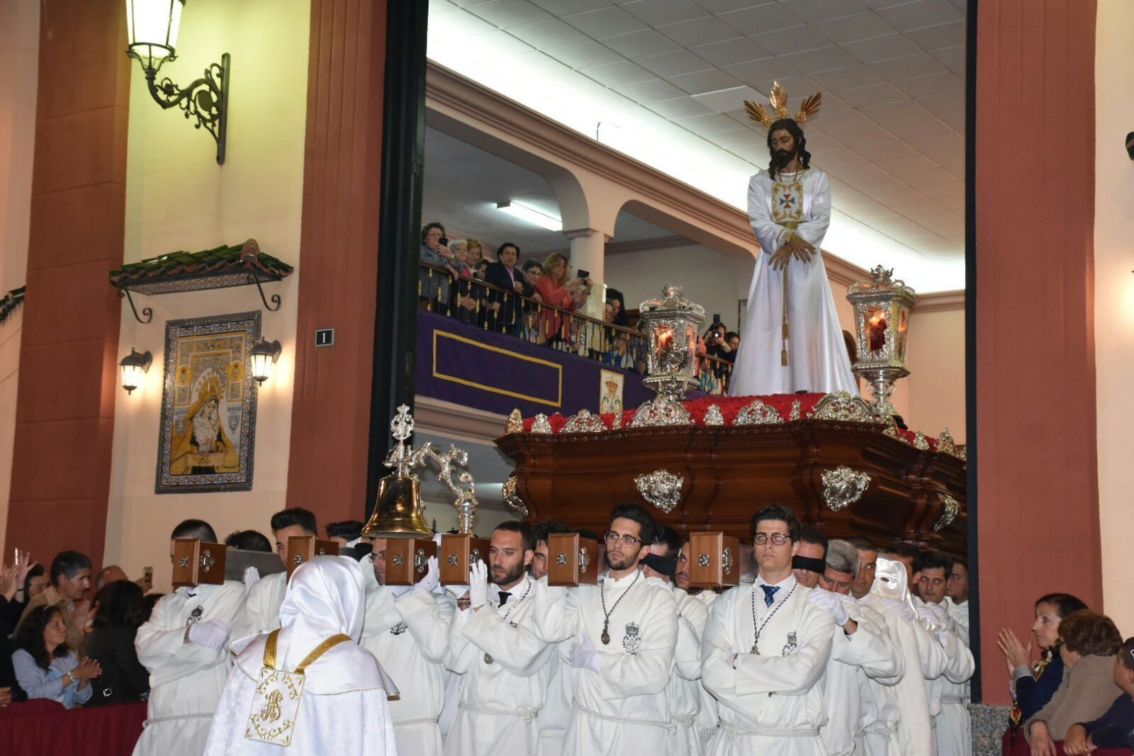 El Cautivo a su salida de la iglesia.