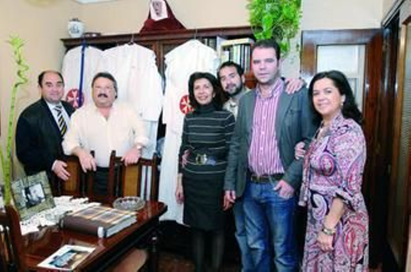 De izquierda a derecha, Ángel Prados, Baldomero, Reyes, Álvaro, Ángel y Consuelo Prados, que hoy volverá a hacer de anfitriona.