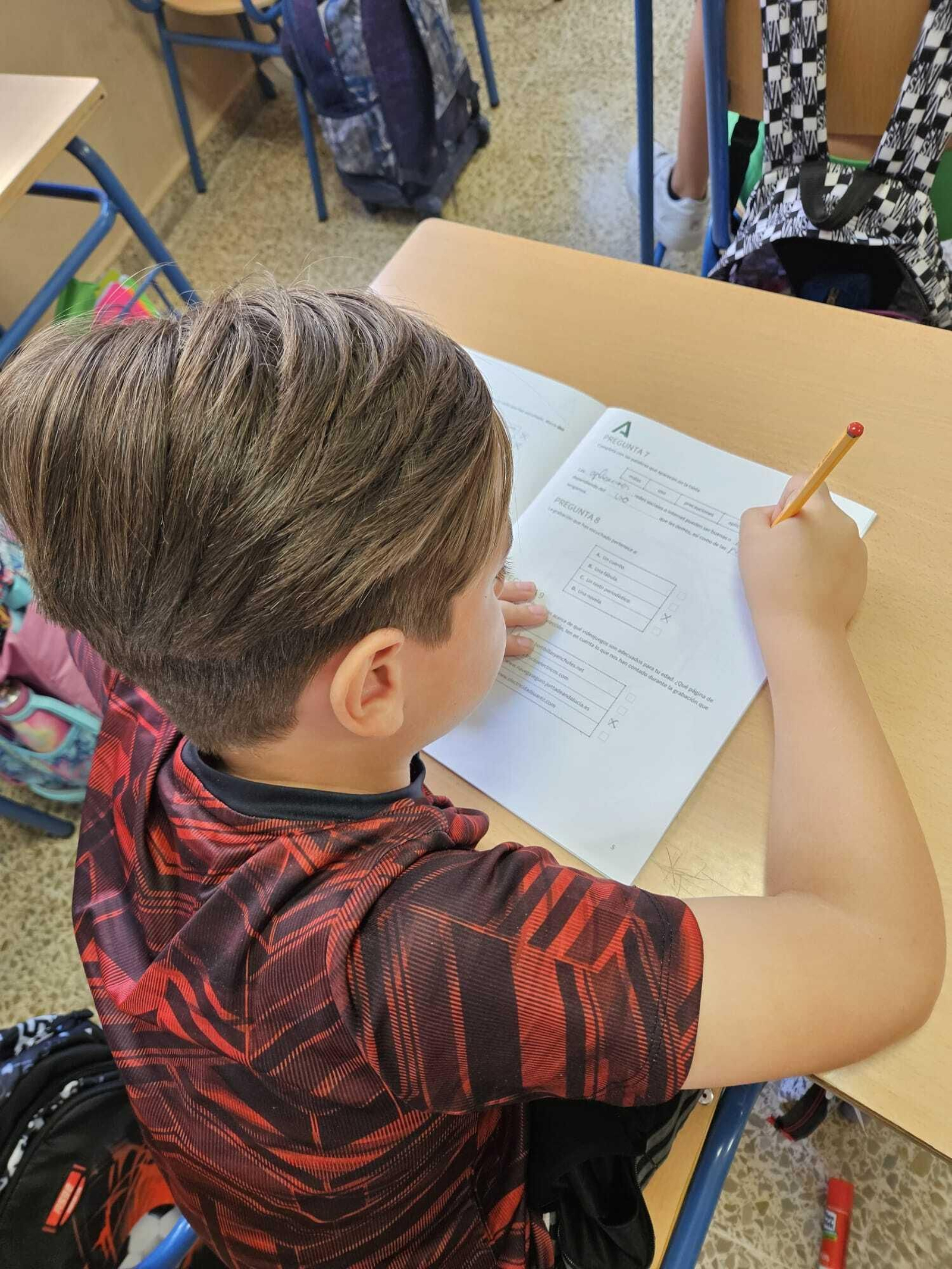 Un alumno de 4º de Primaria durante la primera prueba de Lengua.