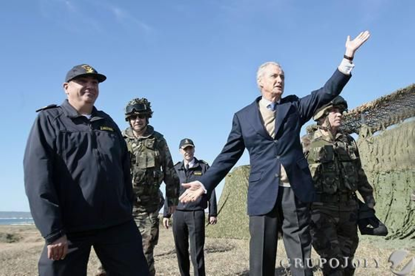 Las Fuerzas Armadas realizan una operación anfibia en El Retín para mostrar su capacidad de evacuación de ciudadanos en zonas de conflicto.  Foto: Fito Carreto