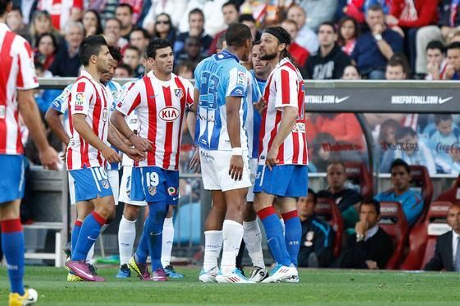 El Málaga golea al Atlético en el Calderón (0-3). / LOF