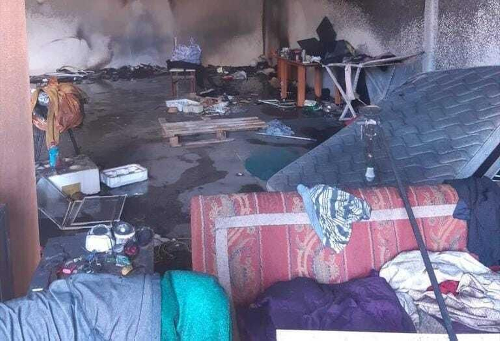 Interior de la nave incendiada donde se encontraba el perro. Interior de la nave incendiada donde se encontraba el perro.