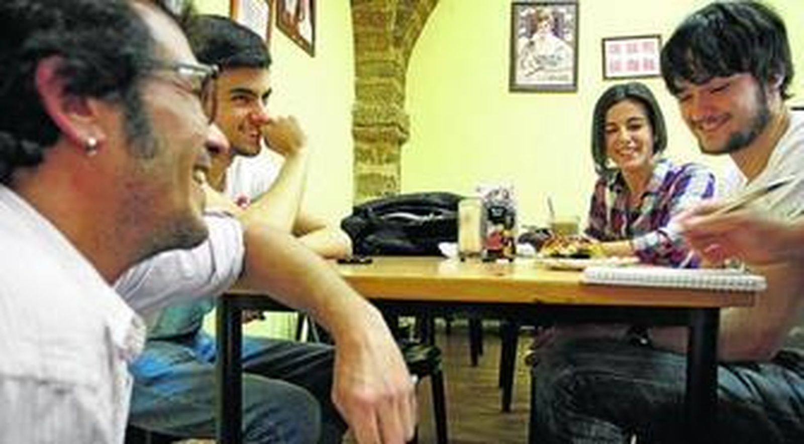 José María González conversa con algunos estudiantes en la cafetería de la Facultad de Filosofía y Letras.