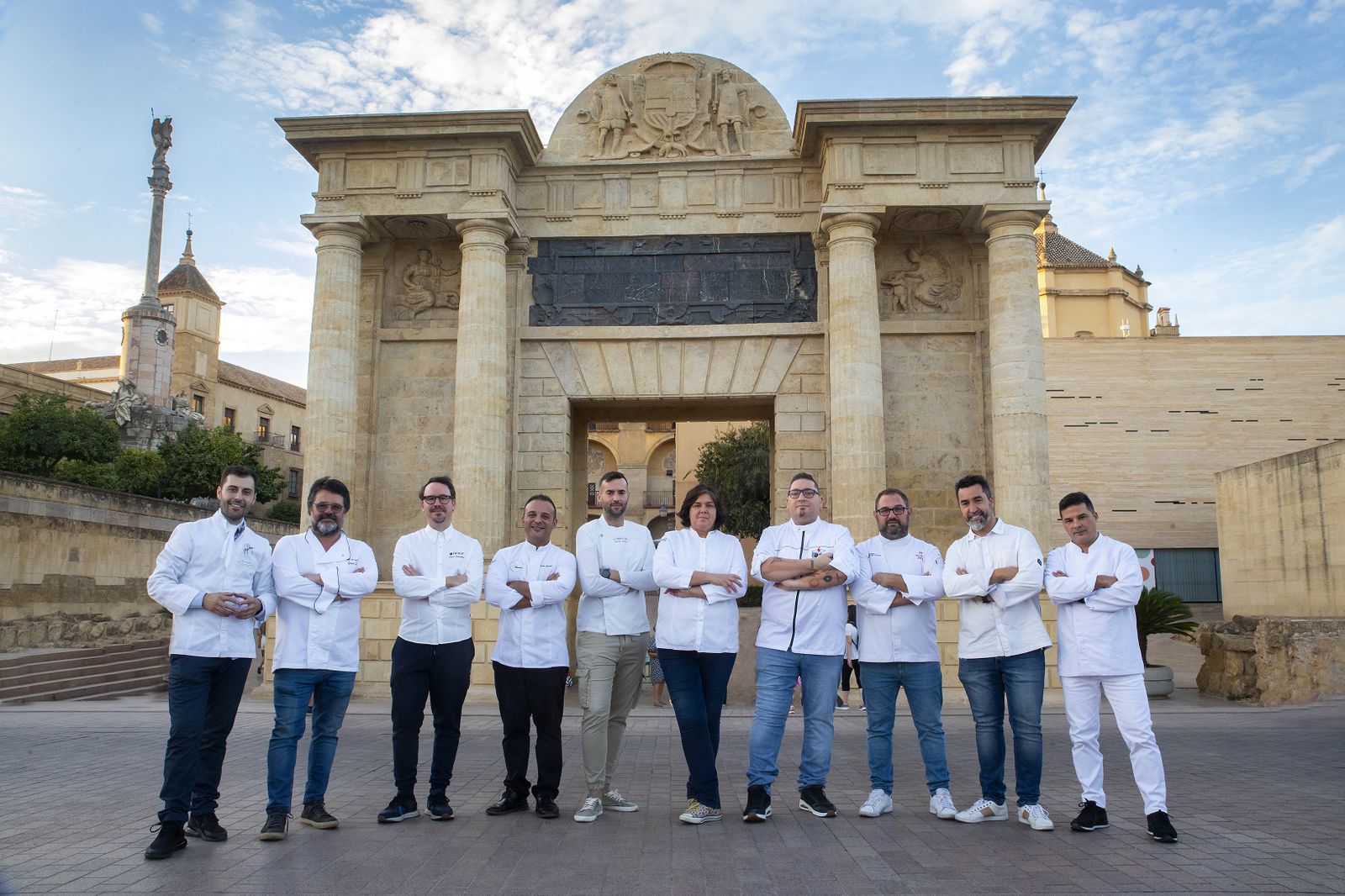Foto de familia de casi todos los chefs que han participado en la exposición 'Miradas con sabor'