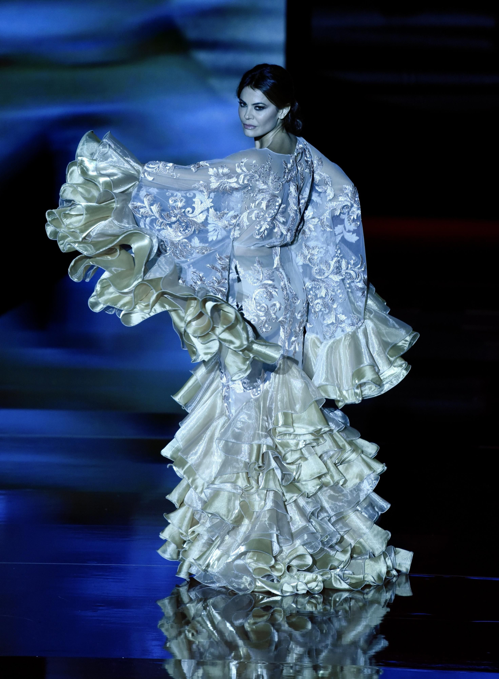 La modelo María José Suárez con un diseño de Marco Zapata en SIMOF 2022. La modelo María José Suárez con un diseño de Marco Zapata en SIMOF 2022.