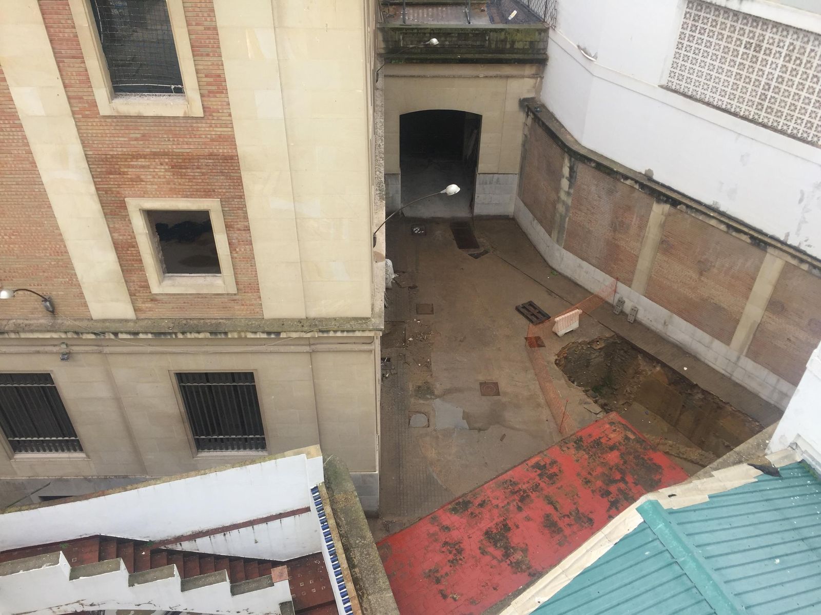 Patio del antiguo edificio del Banco de España en el centro de la capital onubense.