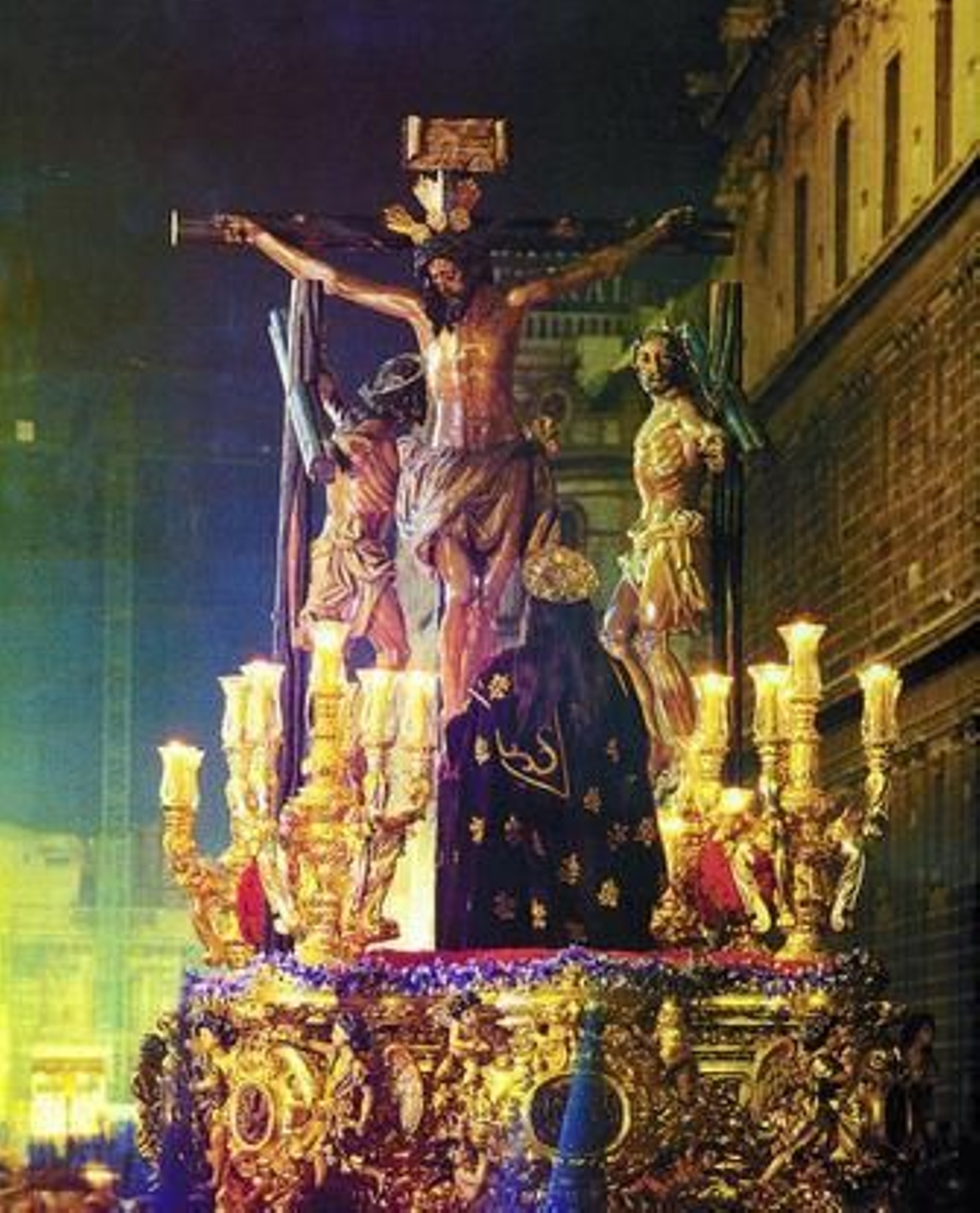 El misterio del Cristo de la Conversión con los dos ladrones tallados por Gabriel Cuadrado.