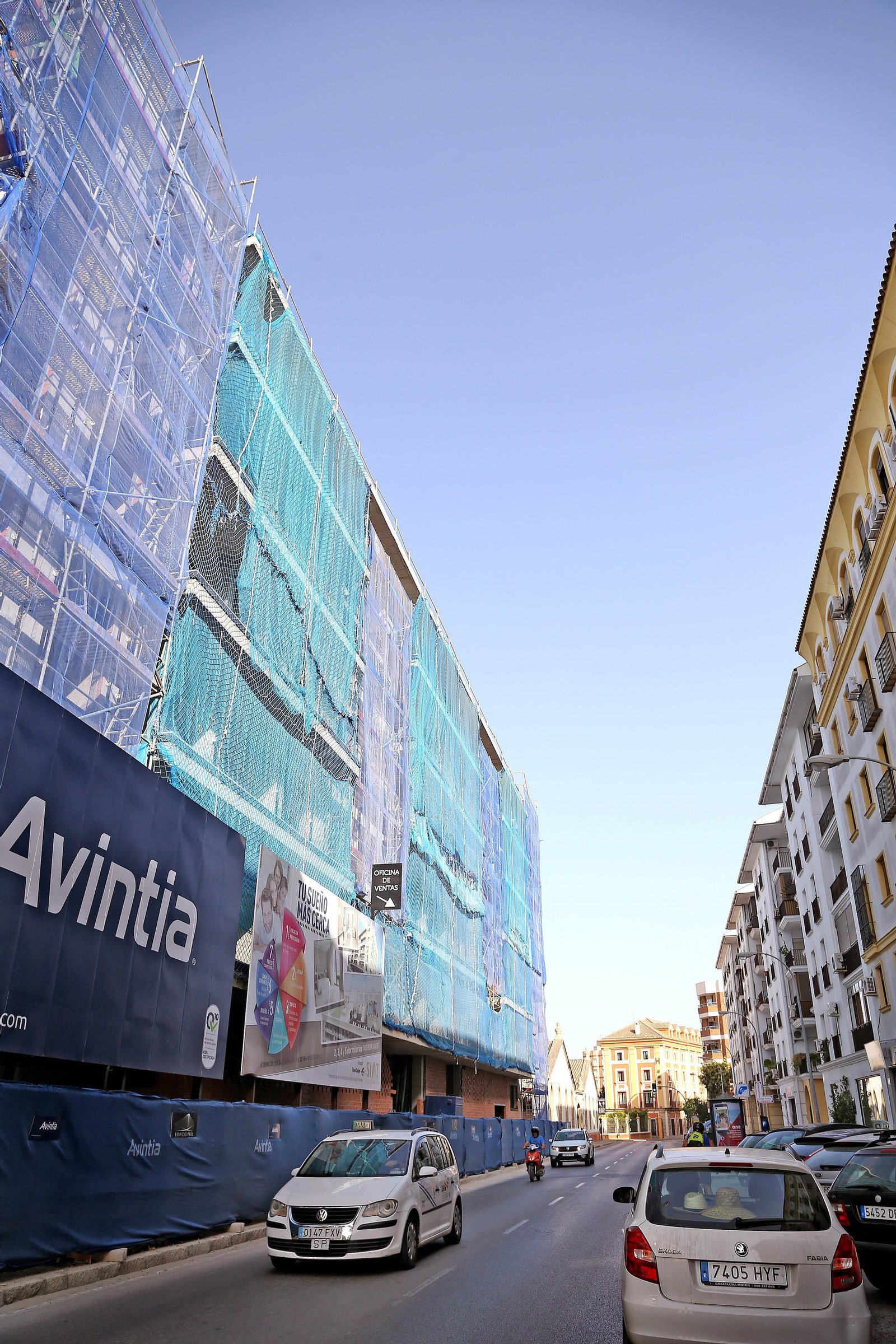 Obras de construcción de una promoción de viviendas en la calle Paúl.
