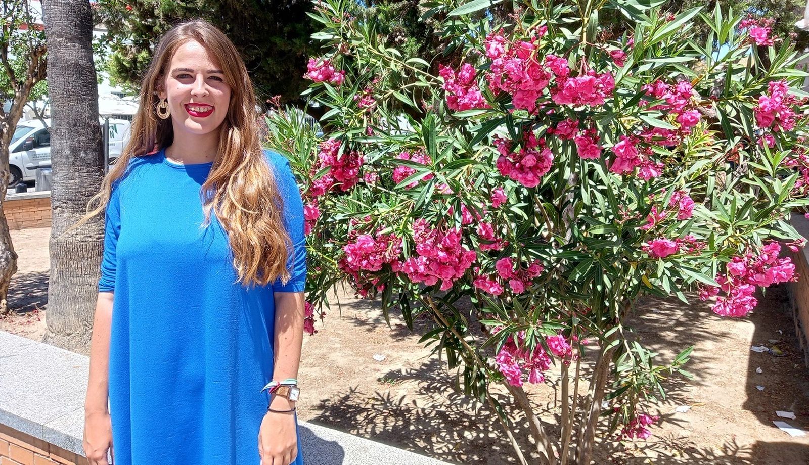 Alba Zambrano, posando para este medio tras un acto electoral en la Plaza de la Paz de Sanlúcar.