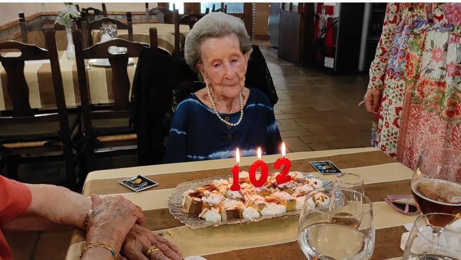 Encarnación Nieto Martín a punto de soplar las velas por su 102 cumpleaños.