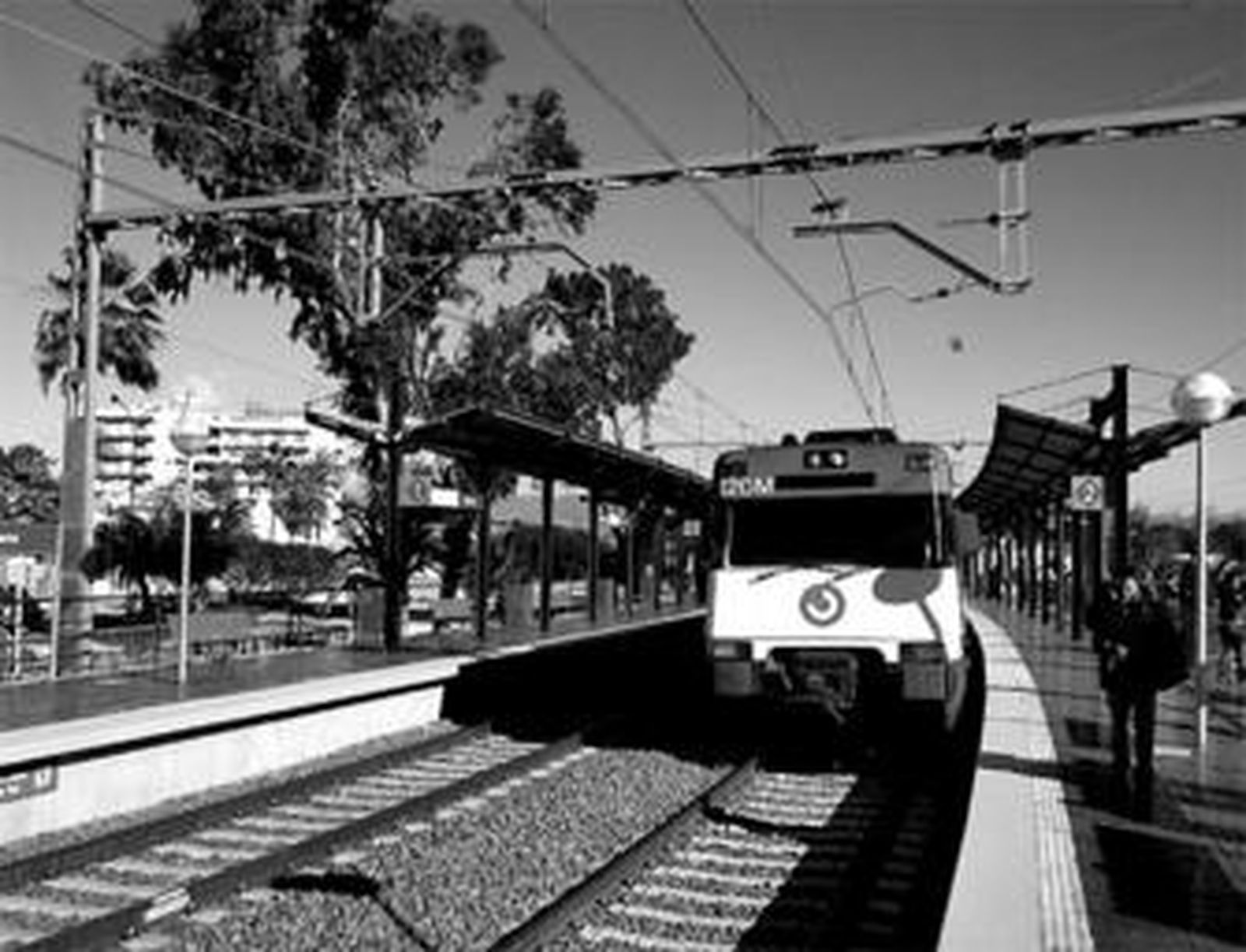 El AVE llega con una protesta laboral