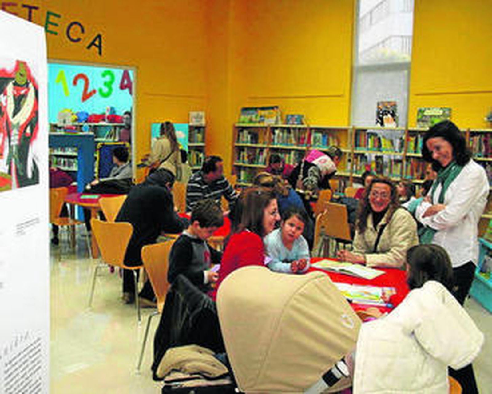 Yolanda Callejón, delegada de Cultura inaugurando la exposición.