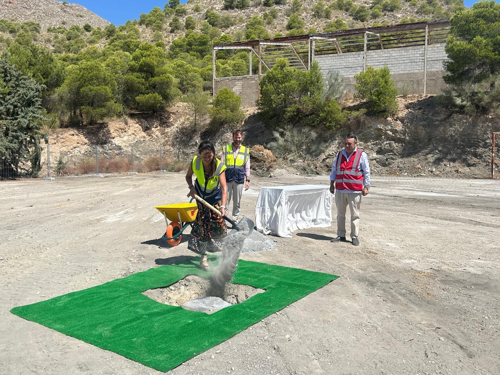 Primera piedra de la residencia en Lúcar esta mañana.