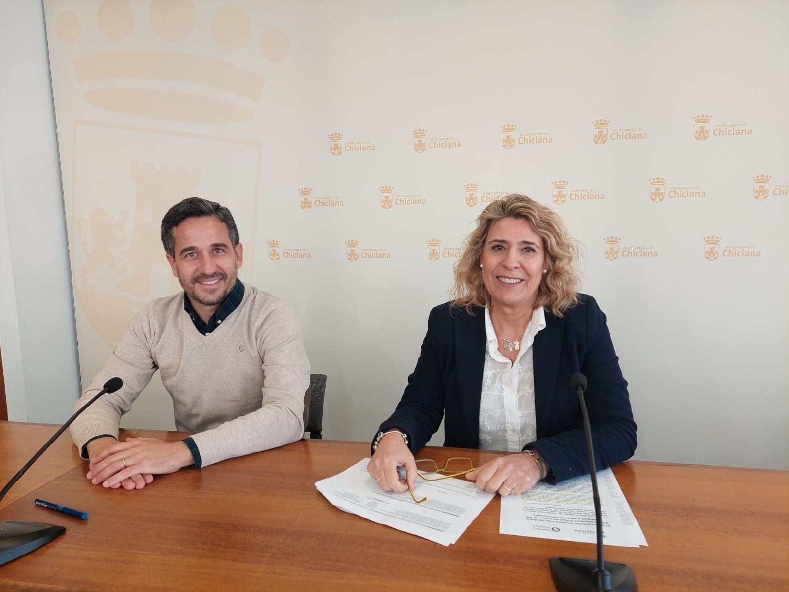 La delegada municipal de Vías y Obras, M.ª Ángeles Martínez Rico,  junto al delegado de Deportes, José Vera.