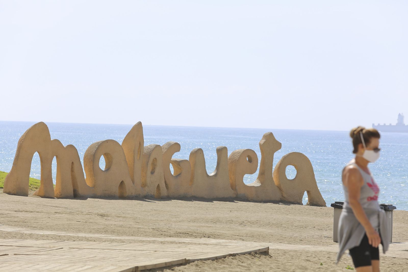 Fotos de la playa de la Malagueta, en Málaga, vacía pese al calor