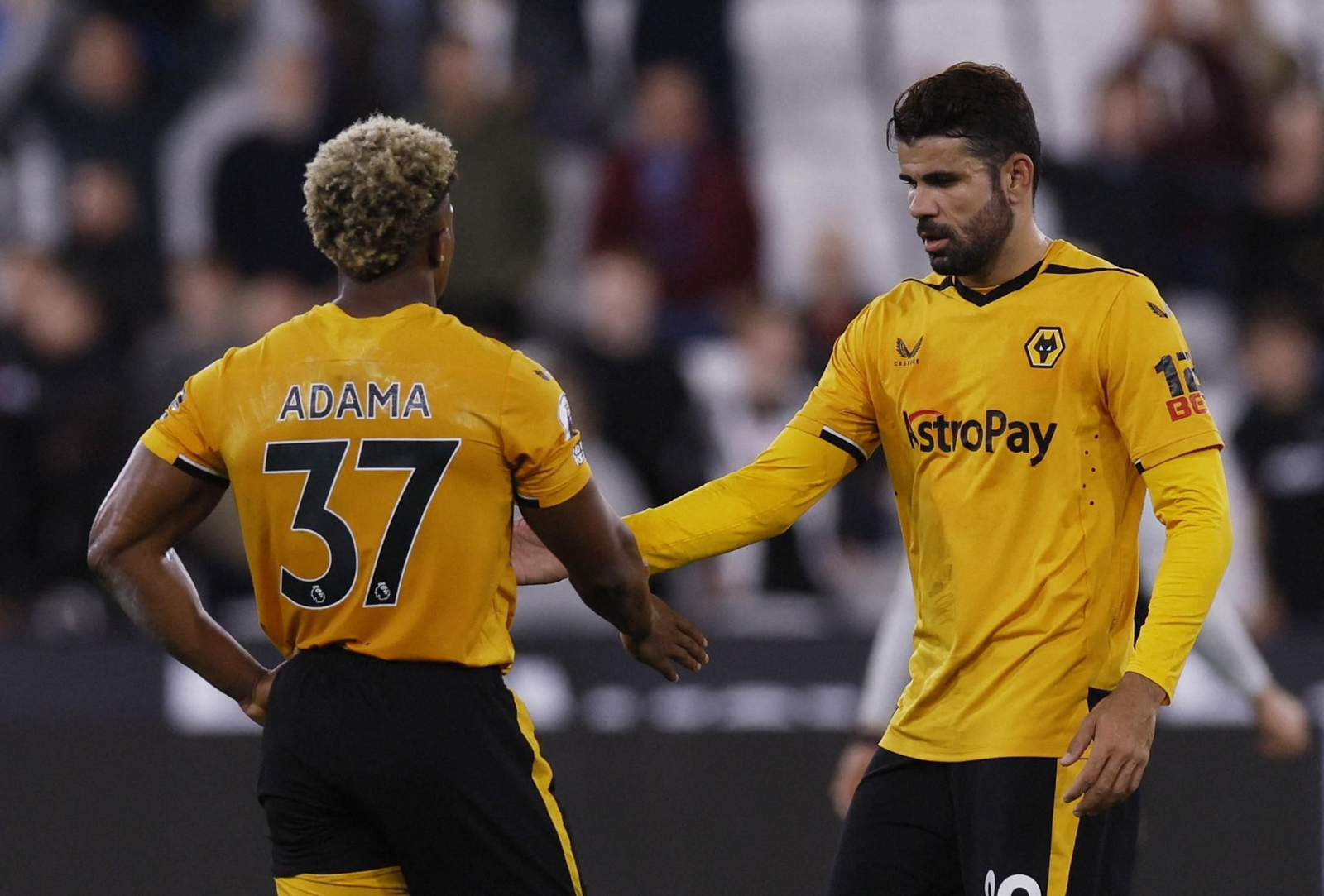 Adama Traoré y Diego Costal se saludan durante un partido de los Wolves