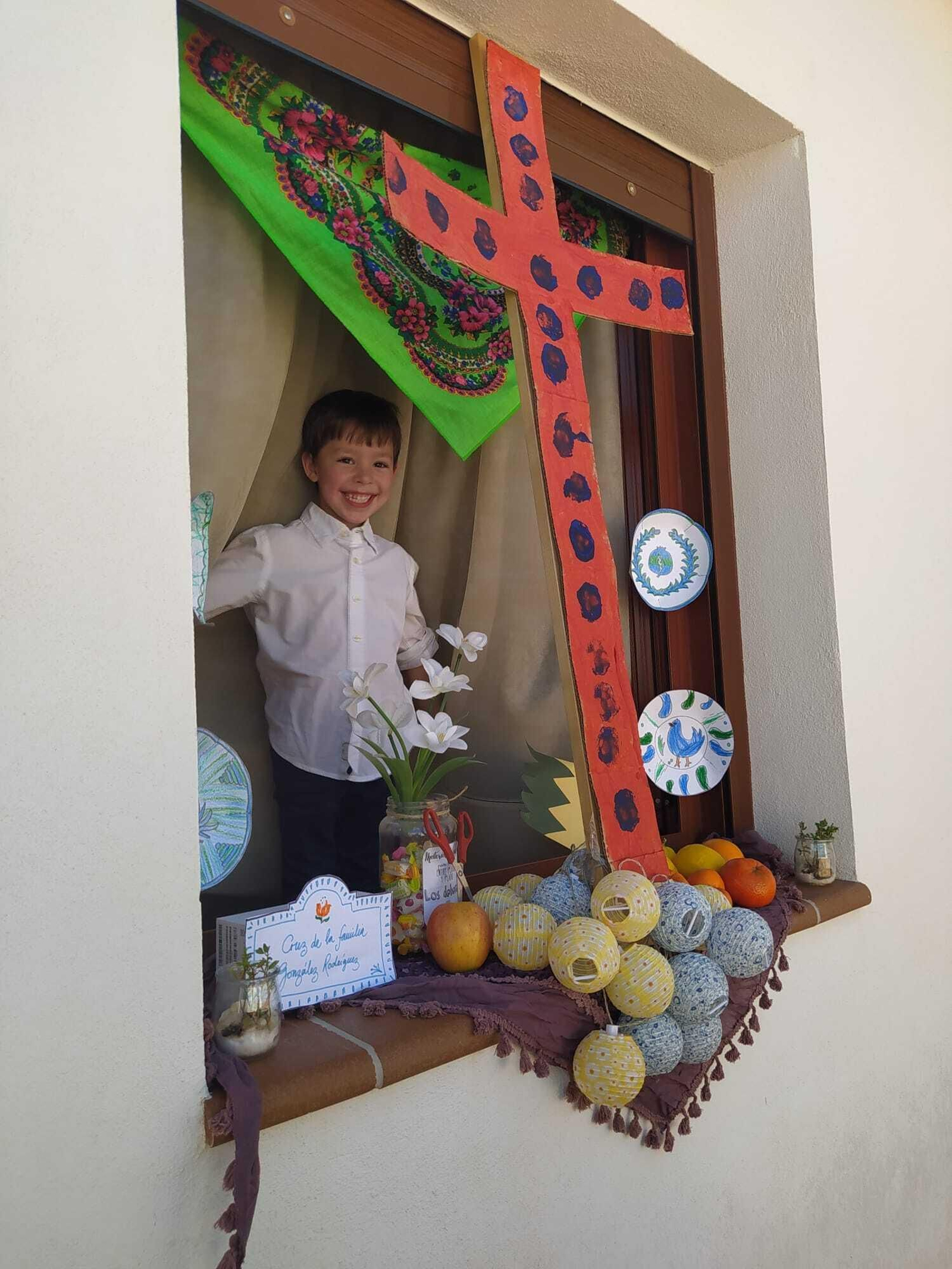 El pequeño Mateo, disfruta con su cruz