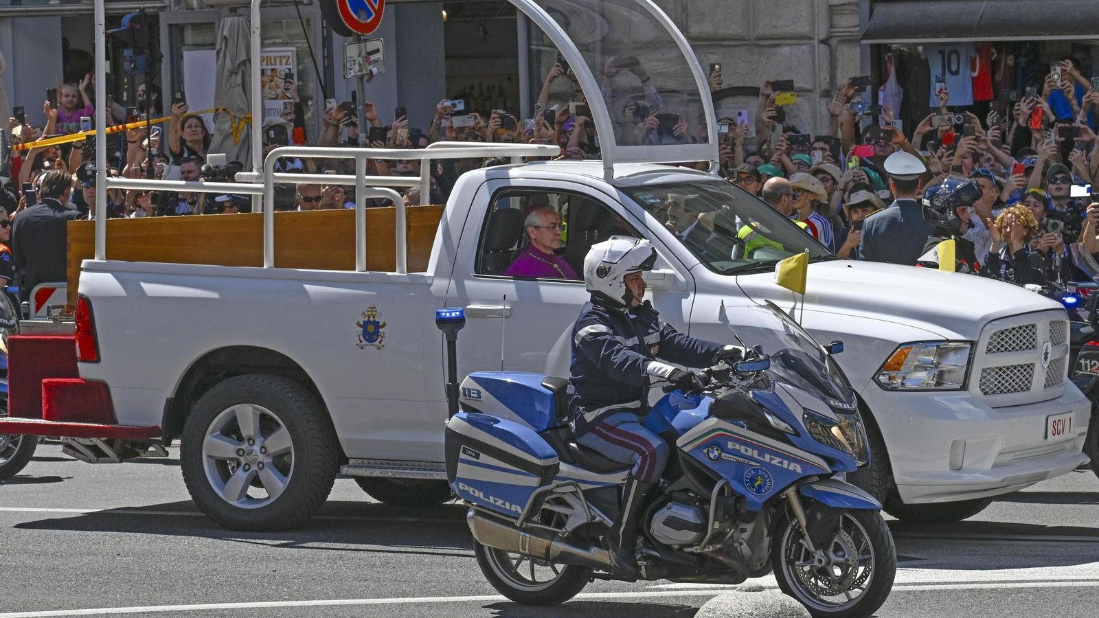 El féretro de Francisco recorre Roma en papamóvil
