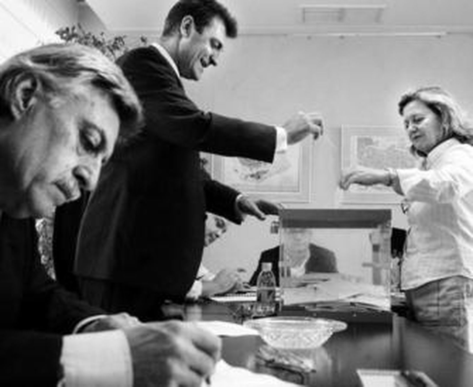 El arquitecto Enrique Soler, responsable de la mesa electoral, ayer, durante la votación.