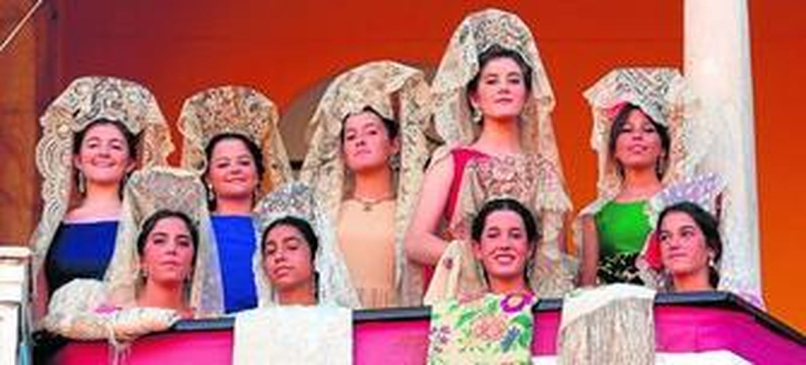 Mantillas blancas en los palcos de la Maestranza