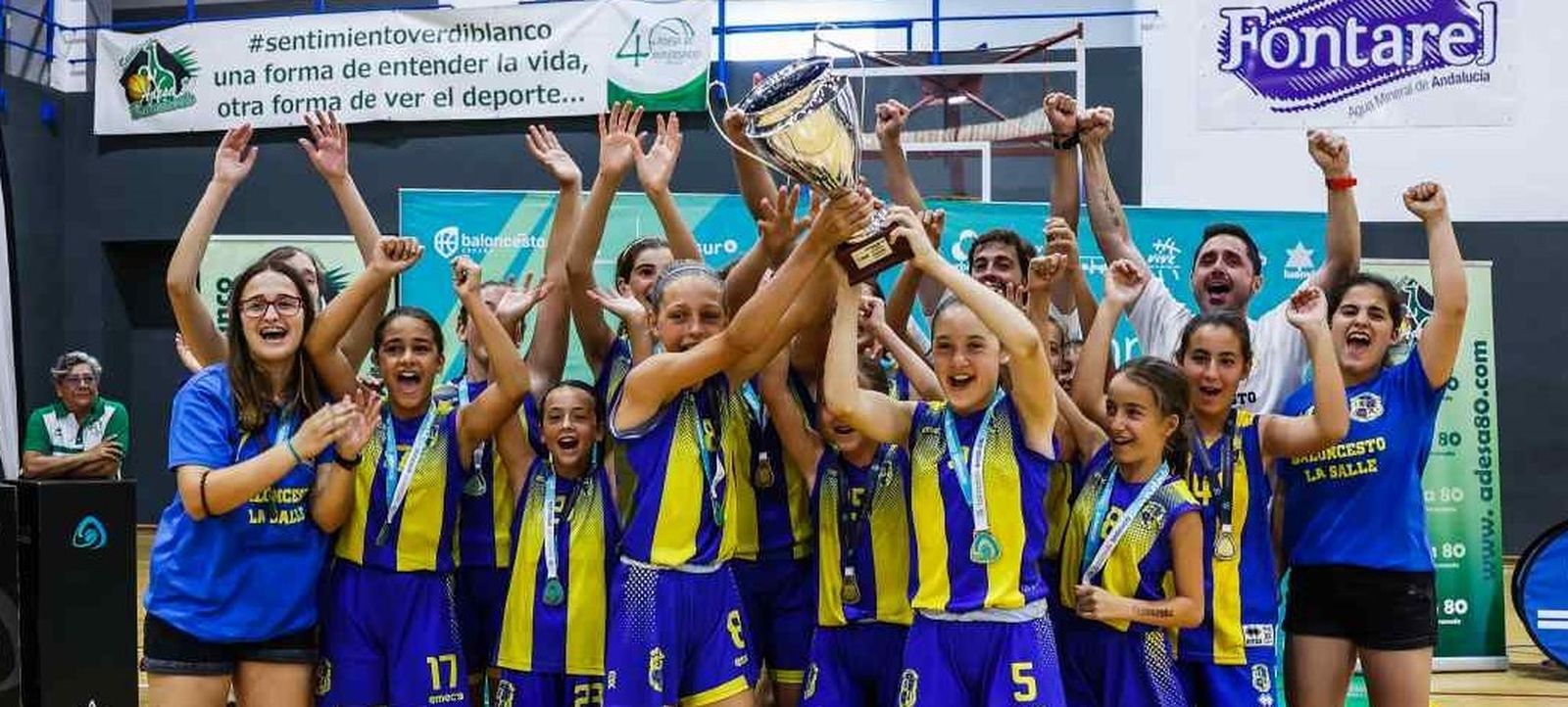 Las jugadoras y cuerpo técnico de La Salle celebran el título.