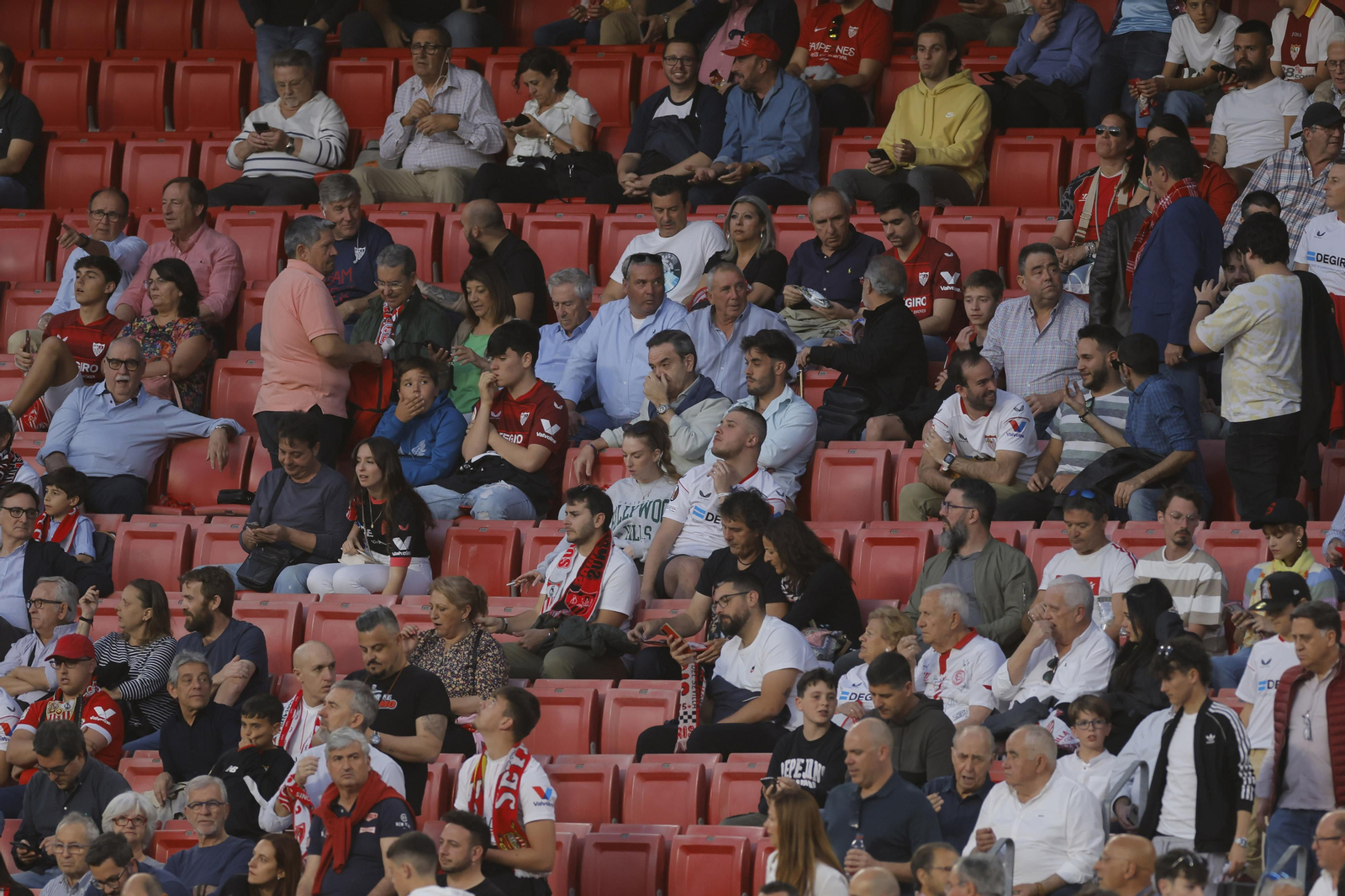 Búscate en las fotos del Sevilla-Celta