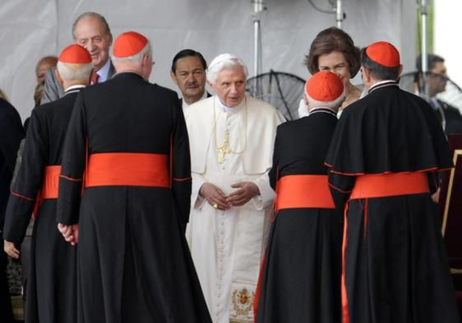Benedicto XVI a su llegada al aeropuerto de Barajas.

Foto: afp