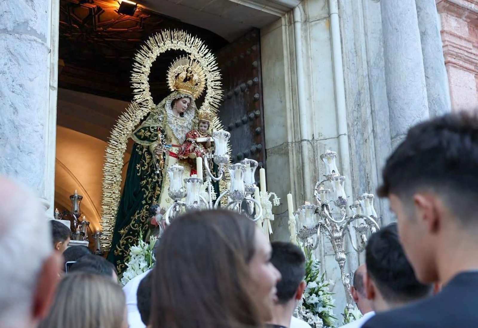 La Virgen de los Desamparados procesiona por Cádiz La Virgen de los Desamparados procesiona por Cádiz