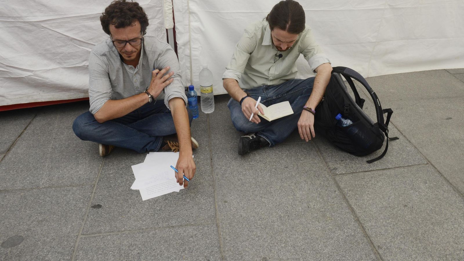 Kichi y Pablo Iglesias repasan las notas en una carpa en la plaza de San Juan De Dios antes de un mitin de Podemos.