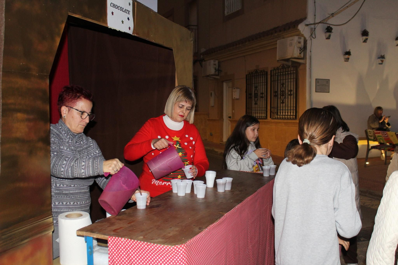 Este barrio de Huércal de Almería ya presume de su tradicoinal árbol de Navidad de ganchillo