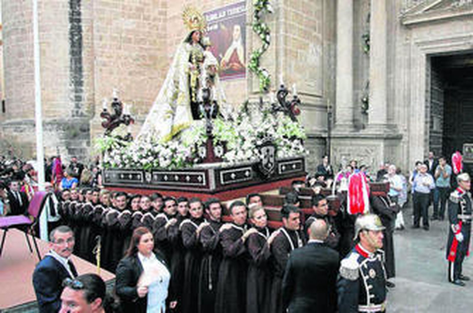 Nuestra Señora del Carmen Coronada reocrrerá las calles de la ciudad este domingo.