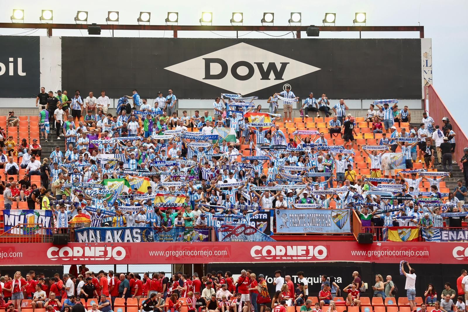 La grada malaguista en el Nou Estadi La grada malaguista en el Nou Estadi