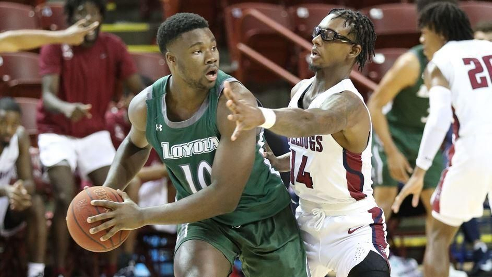 Golden Dike se dispone a pasar el balón.