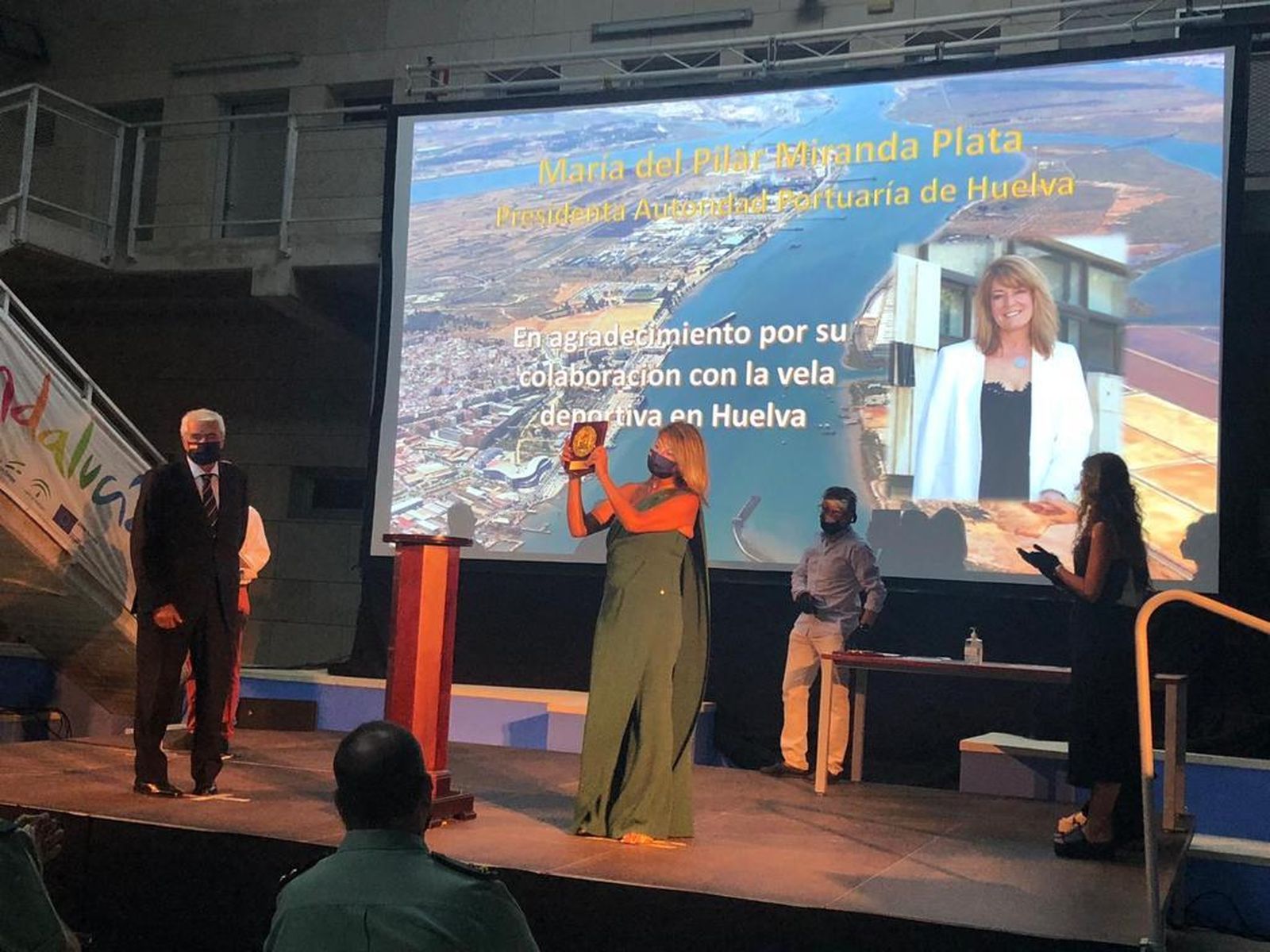 Pilar Miranda con el galardón otorgado por la Federación Andaluza de Vela.