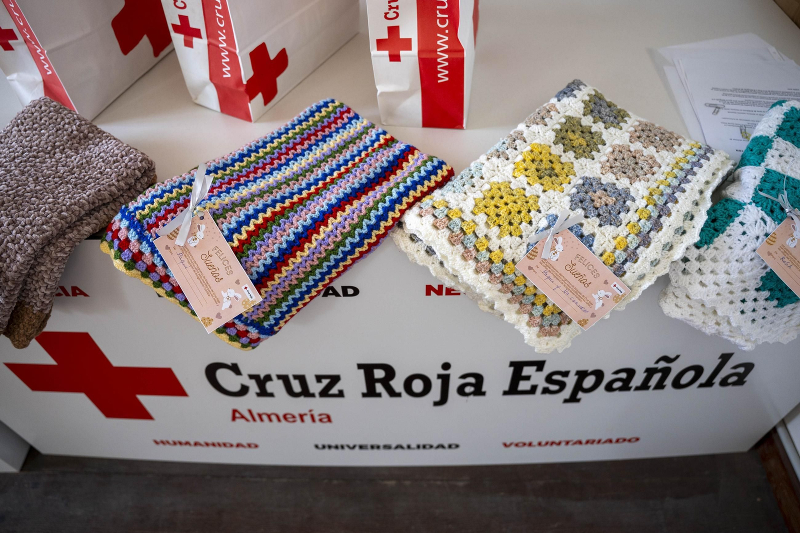Cruz Roja realiza la entrega de mantitas solidarias a las familias de acogida
