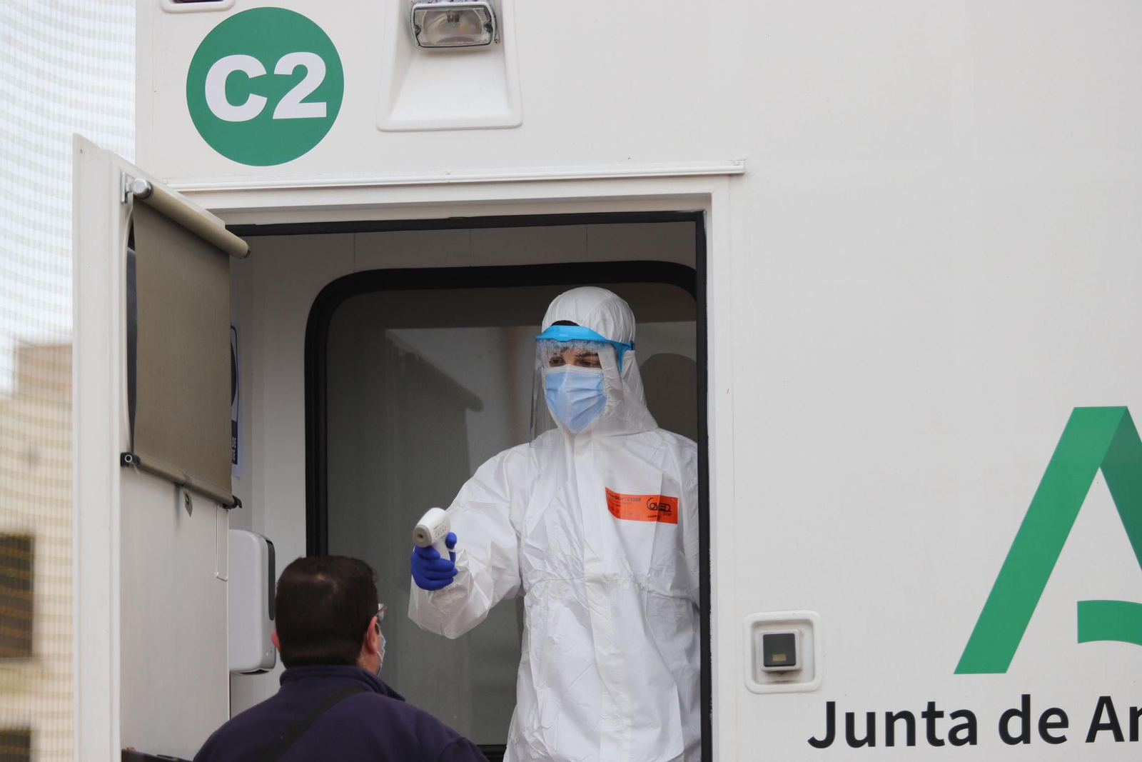 Camión de cribado en La Palma del Condado.