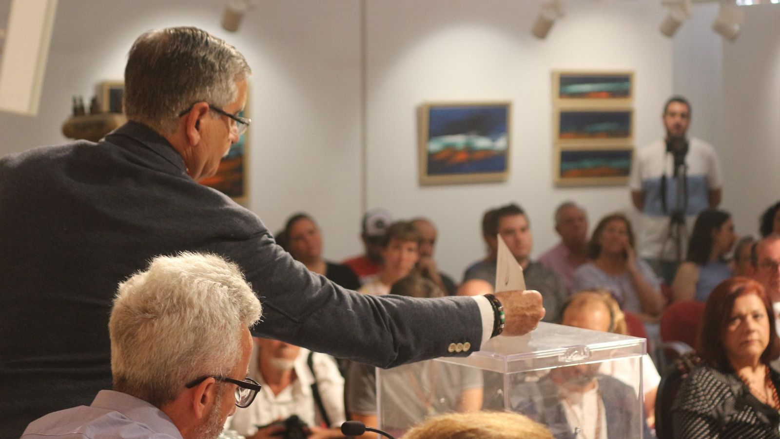 Fernando Boy deposita su voto en la urna