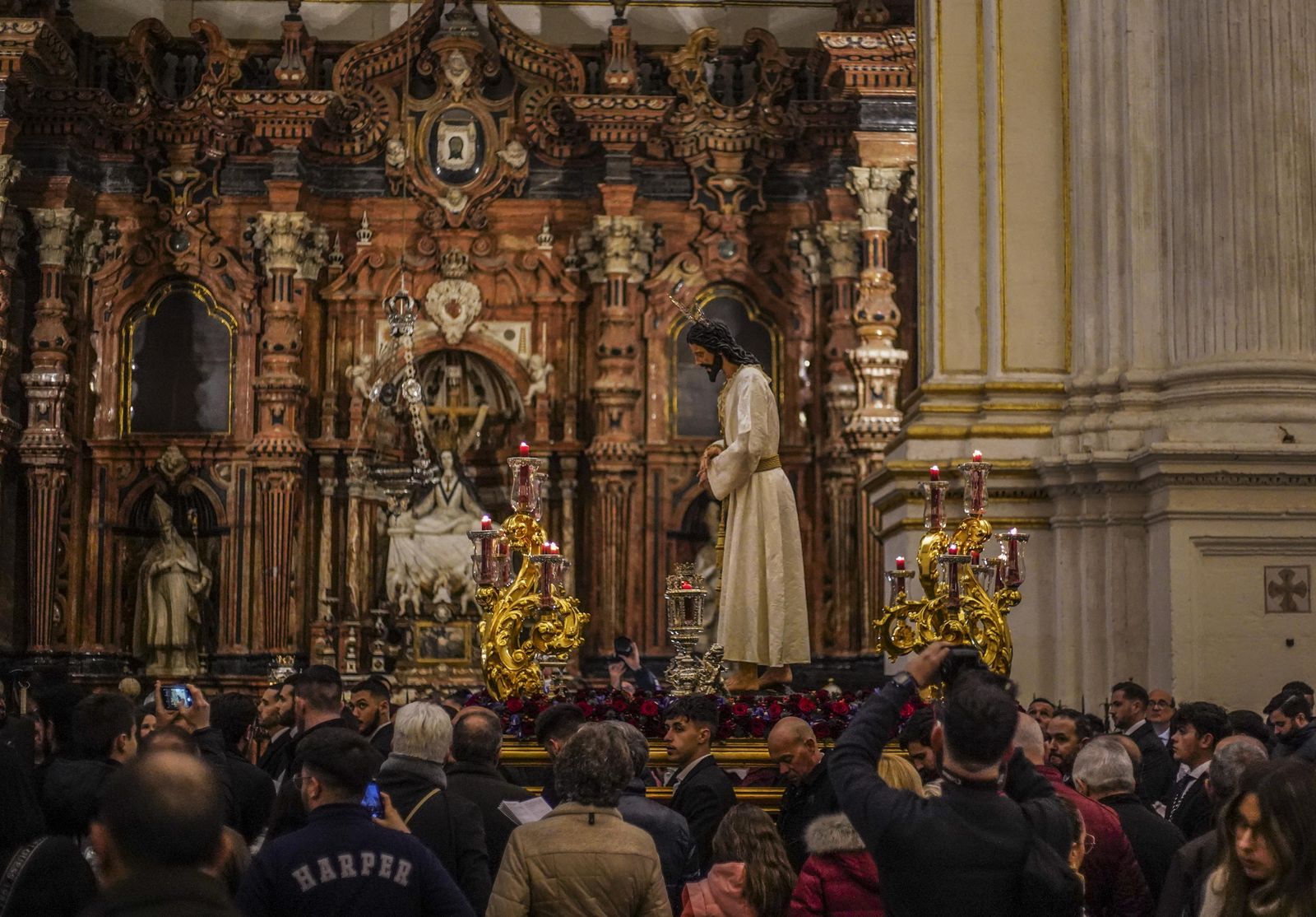 El vía crucis de las cofradías, en imágenes